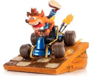 Figura first 4 figures crash team racing nitro - fueled crash en un kart